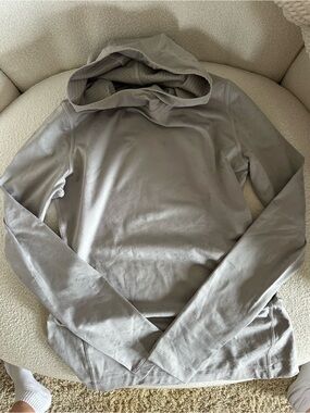 Woman’s UnderArmour GoldGear hooded shirt